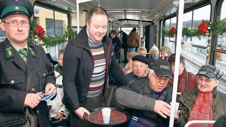 Fahrschein-Entwertung mit der Lochzange: Straßenbahn-Fans im Glück.