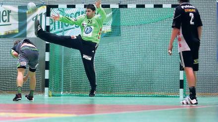 Stark zwischen den Pfosten. VfL-Torwart Gabor Pulay, der hier einen Siebenmeter hält, gefiel am Sonntag gegen Minden trotz der Potsdamer Niederlage.