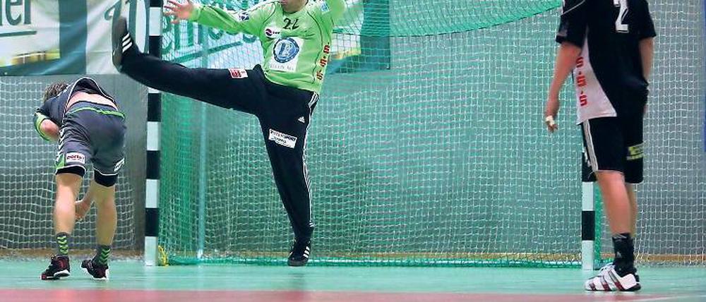 Stark zwischen den Pfosten. VfL-Torwart Gabor Pulay, der hier einen Siebenmeter hält, gefiel am Sonntag gegen Minden trotz der Potsdamer Niederlage.