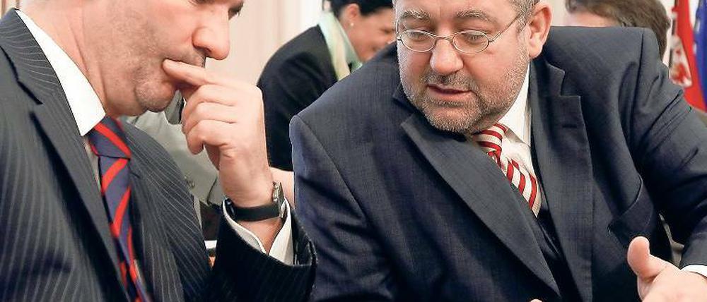 Vorbei. Der ehemalige brandenburgische Innenminister Rainer Speer zieht Konsequenzen und legt bis zum Jahresende sein Mandat als Landtagsabgeordneter nieder. Ministerpräsident Matthias Platzeck würdigte am Sonntag nochmal Speers Arbeit.