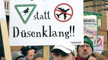 Sehen sich getäuscht. Mehrere Tausend Demonstranten kamen am Sonntagnachmittag mit Plakaten auf den Kleinmachnower Rathausmarkt.
