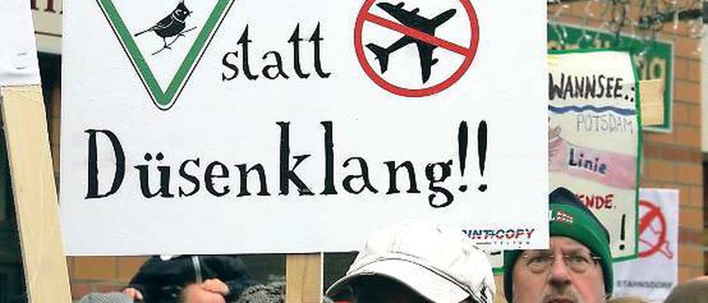 Sehen sich getäuscht. Mehrere Tausend Demonstranten kamen am Sonntagnachmittag mit Plakaten auf den Kleinmachnower Rathausmarkt.