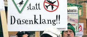 Sehen sich getäuscht. Mehrere Tausend Demonstranten kamen am Sonntagnachmittag mit Plakaten auf den Kleinmachnower Rathausmarkt.