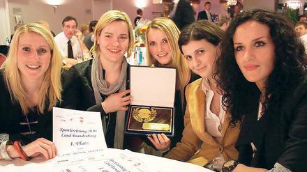 Vom WM- auf den Umfrage-Thron. Großer Beifall begleitete Kanu-Weltmeisterin Franziska Weber (oben) am Samstag im Inselhotel Hermannswerder auf ihrem Weg zur Siegerehrung. Während sie erstmals gewann, stand Turbine Potsdam  rechts oben Anja Mittag, Jennifer Zietz, Corina Schröder, Aferdita Podvorica und Fatmire Bajramaj (v. l.)  zum siebenten Mal ganz oben. Erstmals moderierte Sarah Beckmann vom RBB  darunter mit Ronald Rauhe, Fanny Fischer und Jürgen Eschert (v. r.)  gemeinsam mit Andreas Gerlach vom Landessportbund die Auszeichnungsveranstaltung, in deren Rahmen auch die Potsdamer Turntalentschule  unten vorn Melina Rösler  auftrat.