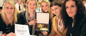 Vom WM- auf den Umfrage-Thron. Großer Beifall begleitete Kanu-Weltmeisterin Franziska Weber (oben) am Samstag im Inselhotel Hermannswerder auf ihrem Weg zur Siegerehrung. Während sie erstmals gewann, stand Turbine Potsdam  rechts oben Anja Mittag, Jennifer Zietz, Corina Schröder, Aferdita Podvorica und Fatmire Bajramaj (v. l.)  zum siebenten Mal ganz oben. Erstmals moderierte Sarah Beckmann vom RBB  darunter mit Ronald Rauhe, Fanny Fischer und Jürgen Eschert (v. r.)  gemeinsam mit Andreas Gerlach vom Landessportbund die Auszeichnungsveranstaltung, in deren Rahmen auch die Potsdamer Turntalentschule  unten vorn Melina Rösler  auftrat.