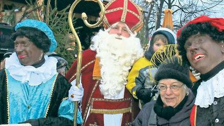 Keinerlei Unterschiede: Der niederländische Sinterklaas, der am Wochenende das holländische Viertel besuchte, sieht unserem Nikolaus doch sehr ähnlich. Einziger Unterschied: Seine Schwarzen Pieten, sie haben die Funktion von Knecht Ruprecht.
