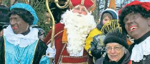 Keinerlei Unterschiede: Der niederländische Sinterklaas, der am Wochenende das holländische Viertel besuchte, sieht unserem Nikolaus doch sehr ähnlich. Einziger Unterschied: Seine Schwarzen Pieten, sie haben die Funktion von Knecht Ruprecht.