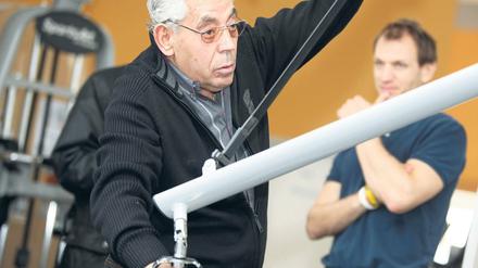 Hartes Training. Orazio Giamblanco muss regelmäßig zur Krankengymnastik. Jede Bewegung kostet ihn Kraft. Physiotherapeut Tino Czerlinski ist beeindruckt von Giamblancos ungebrochenem Willen.