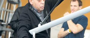 Hartes Training. Orazio Giamblanco muss regelmäßig zur Krankengymnastik. Jede Bewegung kostet ihn Kraft. Physiotherapeut Tino Czerlinski ist beeindruckt von Giamblancos ungebrochenem Willen.