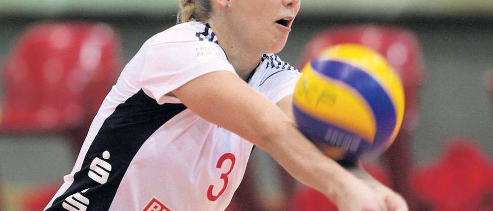 Auf der Liberoposition. Lisa Rühl wechselte im Sommer vom VT Aurubis Hamburg zum SC Potsdam, mit dem sie morgen im DVV-Pokal-Viertelfinale den Cup-Verteidiger Dresdner SC empfängt. Obwohl Außenseiter, sieht sich Potsdam nicht chancenlos.