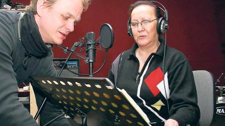 Neue Lebensziele: Gisela Wagner im Tonstudio von Ruben Wittchow (l.).