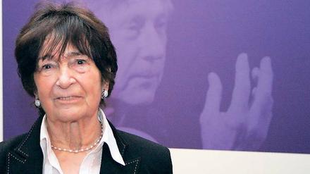 Film und Geschichte: Halina Szpilman (o.) und Andrzej Szpilman (u.r.) stellten sich gestern im Filmmuseum den Fragen polnischer und deutscher Schüler. Die Erlebnisse ihres Mannes Wladyslaw Szpilman wurde von Roman Polanski in Der Pianist mit Adrien Brody (u.l.) verfilmt. Kateryna Tereshchenko spielte gestern Musik von Szpilman und Chopin.