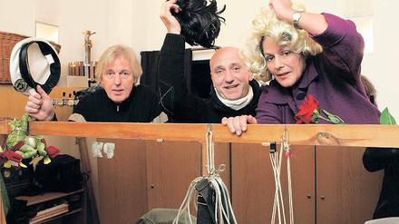 Perücke auf, los gehts: Gretel Schulze, Andreas Zieger und Helmut Fensch (v.r.n.l.) machen sich warm für die Vorstellung.