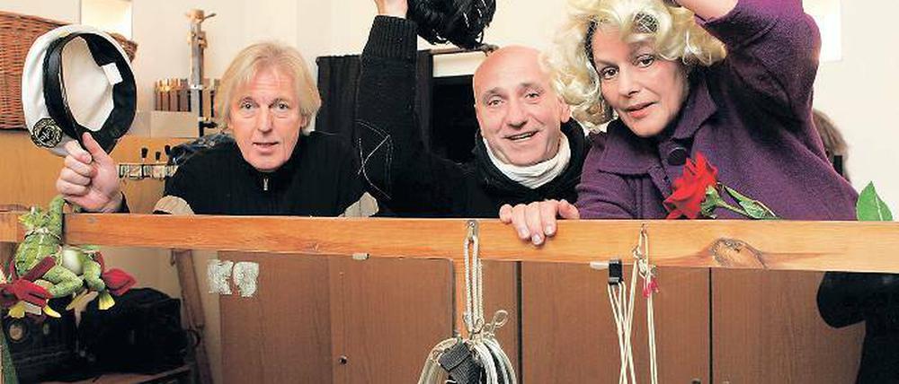 Perücke auf, los gehts: Gretel Schulze, Andreas Zieger und Helmut Fensch (v.r.n.l.) machen sich warm für die Vorstellung.