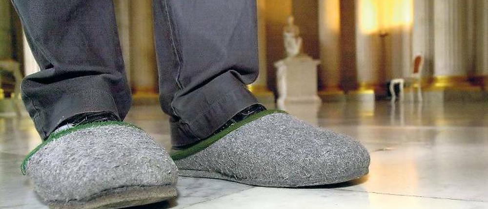 Ausgedient: Die früher für Besucher üblichen Pantoffeln, die Gäste beim Besuch des Neuen Palais tragen mussten, damit die Böden geschont werden, sind ab 2011 Geschichte. Touristen können ihre Straßenschuhe anbehalten.