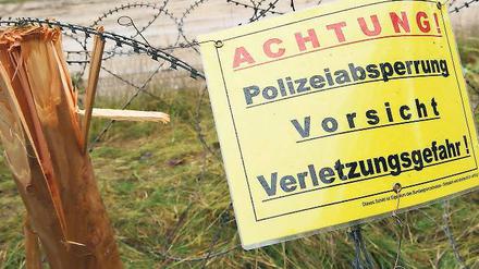 Protest-Sperre. Mit Stacheldrahtrollen ist das Atomzwischenlager Nord in Lubmin abgesichtert. Dorthin werden nächste Woche Castoren mit westdeutschem Atommüll von Frankreich aus rollen.