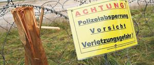 Protest-Sperre. Mit Stacheldrahtrollen ist das Atomzwischenlager Nord in Lubmin abgesichtert. Dorthin werden nächste Woche Castoren mit westdeutschem Atommüll von Frankreich aus rollen.