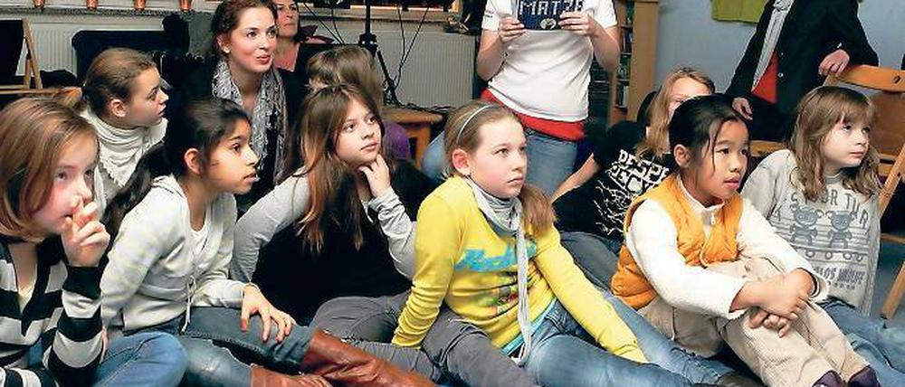 Aufmerksame Zuhörerinnen: Die in Potsdam geborene Schauspielerin Maria Wedig (4. v. l.) warb gestern im Mädchentreff Zimtzicken für die brandenburgische Verkehrssicherheitskampagne Lieber sicher. Lieber leben.