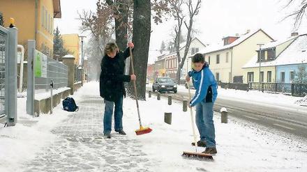 Nur auf den Gehwegen muss noch gekehrt werden. Seit diesem Jahr fährt der Winterdienst auf allen befestigten Straßen in der Gemeinde Michendorf. Für die Bürger ist dieser Service noch kostenlos  bis die neue Gebührensatzung steht.