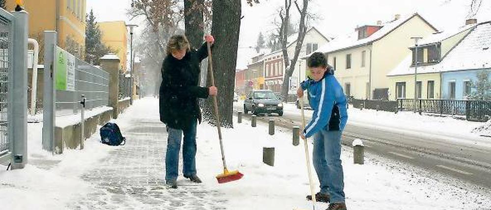 Nur auf den Gehwegen muss noch gekehrt werden. Seit diesem Jahr fährt der Winterdienst auf allen befestigten Straßen in der Gemeinde Michendorf. Für die Bürger ist dieser Service noch kostenlos bis die neue Gebührensatzung steht.