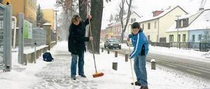 Nur auf den Gehwegen muss noch gekehrt werden. Seit diesem Jahr fährt der Winterdienst auf allen befestigten Straßen in der Gemeinde Michendorf. Für die Bürger ist dieser Service noch kostenlos  bis die neue Gebührensatzung steht.