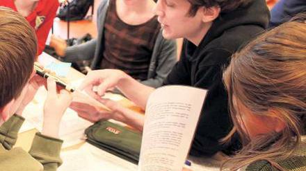 Student Moritz Pilz mit Schülern der Evangelischen Grundschule Potsdam.