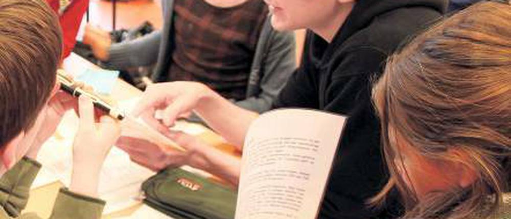 Student Moritz Pilz mit Schülern der Evangelischen Grundschule Potsdam.