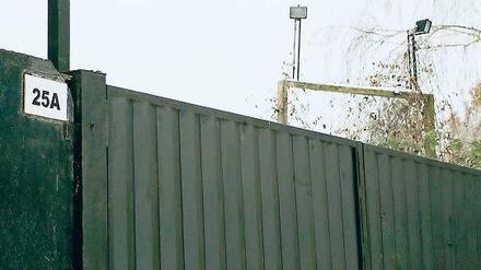 Rocker-Reste: Der MC Gremium, der erste Rocker-Club in Potsdam, hat sich aufgelöst. Das Signum des MC über dem Tor zu seinem Clubgelände ist abmontiert.