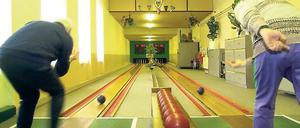 Gut Holz für die Kegelbrüder: Die alte Bahn aus den 1920er Jahren hat ausgedient. Für 626 000 Euro wird zurzeit eine neue Vier-Bahnen-Anlage am Gemeindezentrum Zum Apfelbaum errichtet. Es ist die größte Investition im Haushalt 2011. Ein Drittel kommt aus dem Konjunkturpaket.