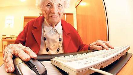Im Internet mit 99. Die Hamburgerin Irmgard Palusinski ist regelmäßig online. Seit mehr als sieben Jahre nimmt sie an Computerseminaren in ihrem Altenheim teil.
