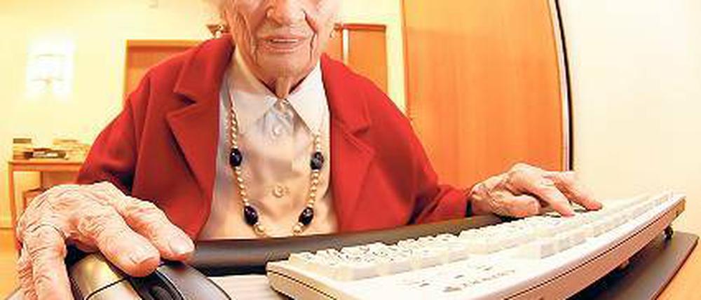Im Internet mit 99. Die Hamburgerin Irmgard Palusinski ist regelmäßig online. Seit mehr als sieben Jahre nimmt sie an Computerseminaren in ihrem Altenheim teil.