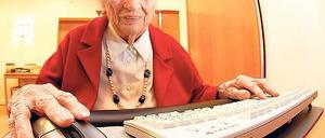 Im Internet mit 99. Die Hamburgerin Irmgard Palusinski ist regelmäßig online. Seit mehr als sieben Jahre nimmt sie an Computerseminaren in ihrem Altenheim teil.