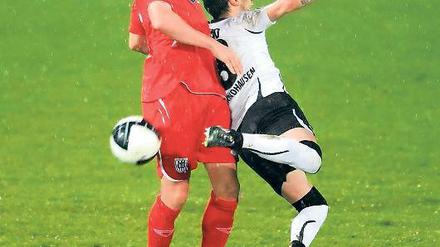 Feldverweis. Babelsbergs Ronny Surma (links) hier im Duell mit Sandhausens Roberto Pinto sah gestern nach einer Notbremse gegen Regis Dorn die Rote Karte.
