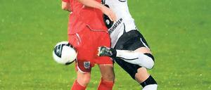 Feldverweis. Babelsbergs Ronny Surma (links)  hier im Duell mit Sandhausens Roberto Pinto  sah gestern nach einer Notbremse gegen Regis Dorn die Rote Karte.
