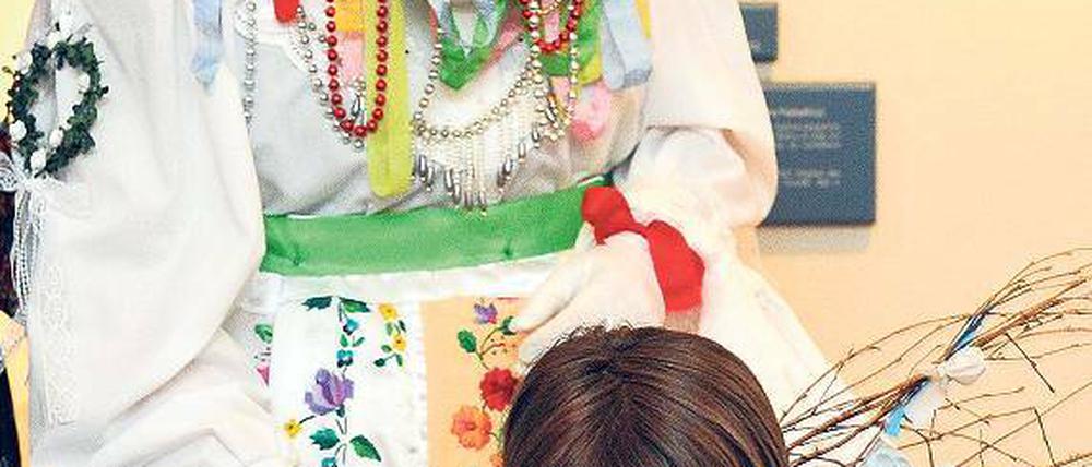 Geheimnisvoll. Das Gesicht des Bescherkindes bleibt verhüllt.