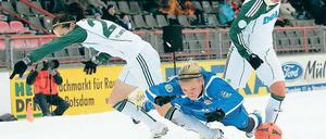 In die Zange genommen. Der 1. FFC Turbine Potsdam hier wird Viola Odebrecht (Mitte) von Verena Faißt (l.) und Leni Larsen Kaurin gestoppt kam besser mit dem schneebedeckten Rasen klar.