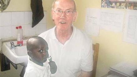 Arbeitsalltag in der Baraka: Rund 350 Patienten kamen täglich aus den Slums von Nairobi, um sich kostenlos vom Ärzteteam um Doktor Dietrich Rutz behandeln zu lassen. Für den Potsdamer war es bereits der vierte Einsatz in Kenia.