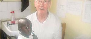 Arbeitsalltag in der Baraka: Rund 350 Patienten kamen täglich aus den Slums von Nairobi, um sich kostenlos vom Ärzteteam um Doktor Dietrich Rutz behandeln zu lassen. Für den Potsdamer war es bereits der vierte Einsatz in Kenia.