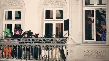 Private Showeinlage. Sieben Kinder einer Hausgemeinschaft führten als Adventsüberraschung in der Carl-von-Ossietzky-Straße ein Balkontheater auf.