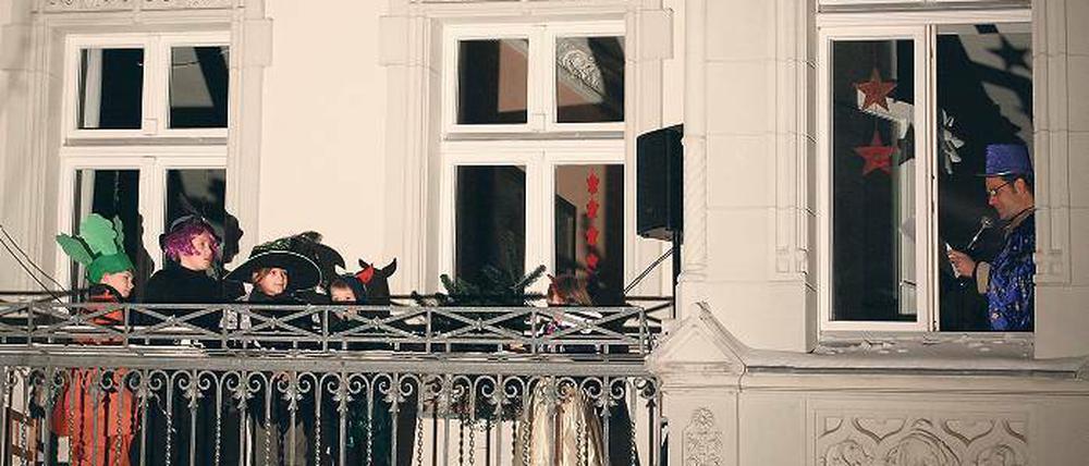 Private Showeinlage. Sieben Kinder einer Hausgemeinschaft führten als Adventsüberraschung in der Carl-von-Ossietzky-Straße ein Balkontheater auf.