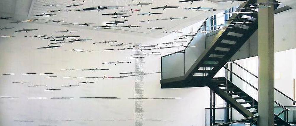 Aus Schillers Ballade: 500 Kraniche zieren die Decke im Justizzentrum.