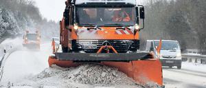 Gern gesehen auf den Straßen. Räumfahrzeuge waren den ganzen Donnerstag auch auf Autobahnen in Brandenburg unterwegs. Bei starken Schneefällen kam es zu zahlreichen Unfällen.
