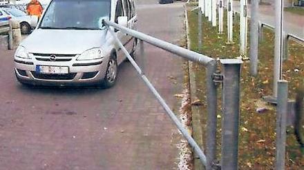 Heftig. Die Schranke löste sich und schlug in die Pkw-Frontscheibe ein.