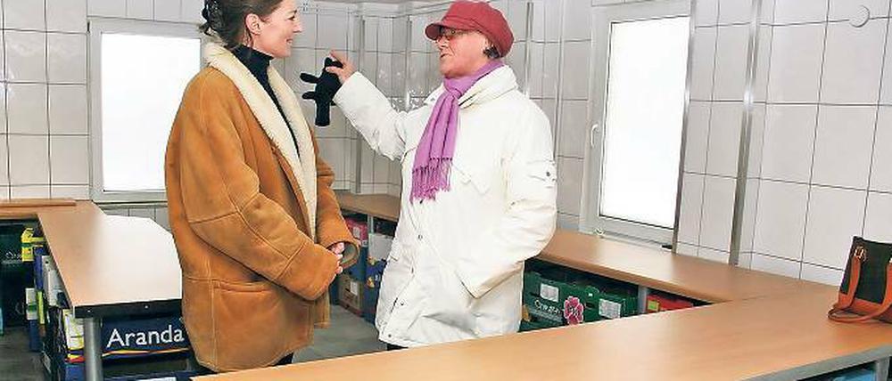 Frisch gefliest und mit stabilen Tischen versehen. Maria Conze und Irmgard Schüttel (r.) in der ältesten Ausgabestelle der Potsdamer Tafel in der Schopenhauerstraße.