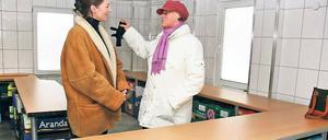Frisch gefliest und mit stabilen Tischen versehen. Maria Conze und Irmgard Schüttel (r.) in der ältesten Ausgabestelle der Potsdamer Tafel in der Schopenhauerstraße.