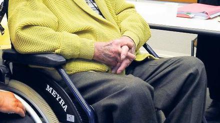 Berlins ältester Angeklagter. Der 98-jähriger Rentner Bruno M. im Rollstuhl.