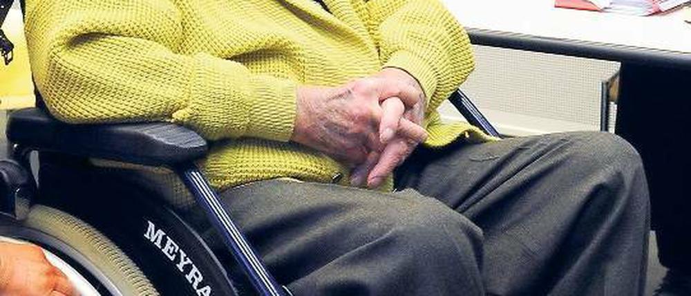 Berlins ältester Angeklagter. Der 98-jähriger Rentner Bruno M. im Rollstuhl.