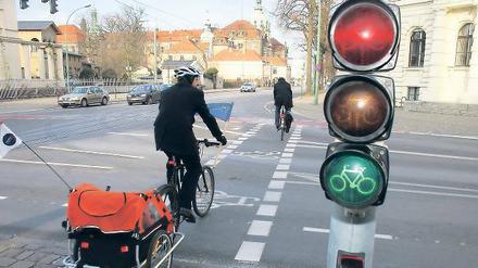 Grünes Licht für neue Regelung: Radfahrer in der Friedrich-Ebert-Straße können ab sofort durch die seitlichen Torbögen fahren. Ein Radstreifen führt hinter dem Tor über die Kreuzung, eine Ampel soll für Sicherheit sorgen.