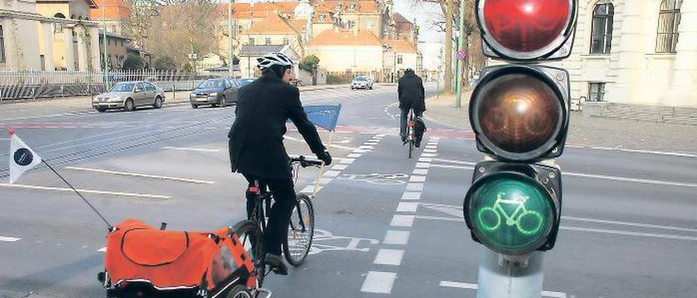 Grünes Licht für neue Regelung: Radfahrer in der Friedrich-Ebert-Straße können ab sofort durch die seitlichen Torbögen fahren. Ein Radstreifen führt hinter dem Tor über die Kreuzung, eine Ampel soll für Sicherheit sorgen.
