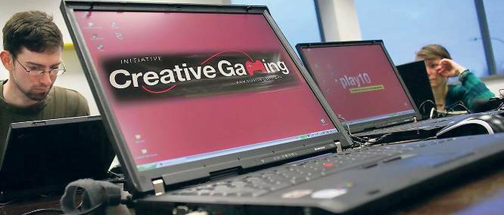 Bunte Computerspiele-Welt: Mathias Löwe (o. l.) von der Initiative Creative Gaming ist einer der Mitorganisatoren des play 10-Festivals für kreatives Computerspielen, das ab heute in den Bahnhofspassagen stattfindet. Dabei soll der kritische und schöpferische Umgang mit Computerspielen gefördert werden.